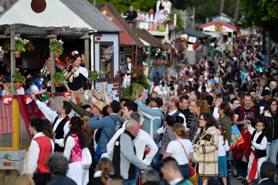 Las carrozas del desfile del Bando de la Huerta hicieron las delicias de los miles de murcianos que se agolparon a recibir los agasajo huertanos