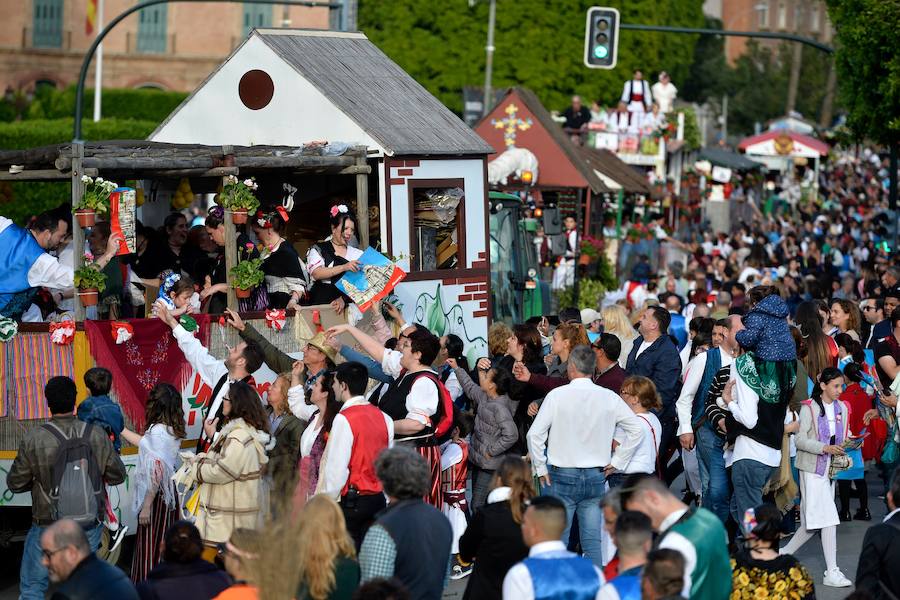 Las carrozas del desfile del Bando de la Huerta hicieron las delicias de los miles de murcianos que se agolparon a recibir los agasajo huertanos