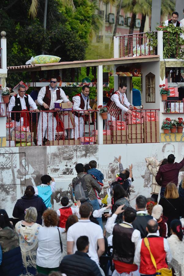 Las carrozas del desfile del Bando de la Huerta hicieron las delicias de los miles de murcianos que se agolparon a recibir los agasajo huertanos