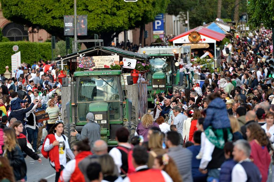 Las carrozas del desfile del Bando de la Huerta hicieron las delicias de los miles de murcianos que se agolparon a recibir los agasajo huertanos