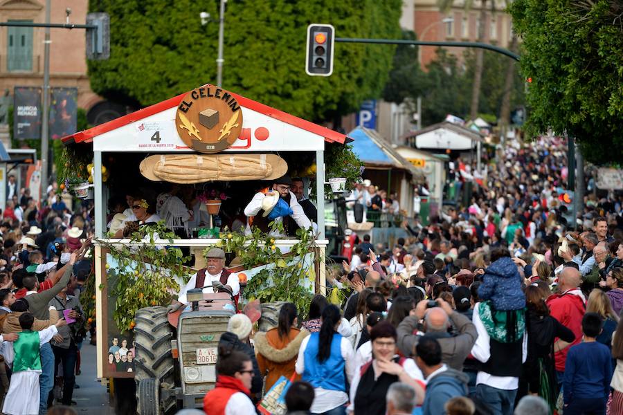 Las carrozas del desfile del Bando de la Huerta hicieron las delicias de los miles de murcianos que se agolparon a recibir los agasajo huertanos