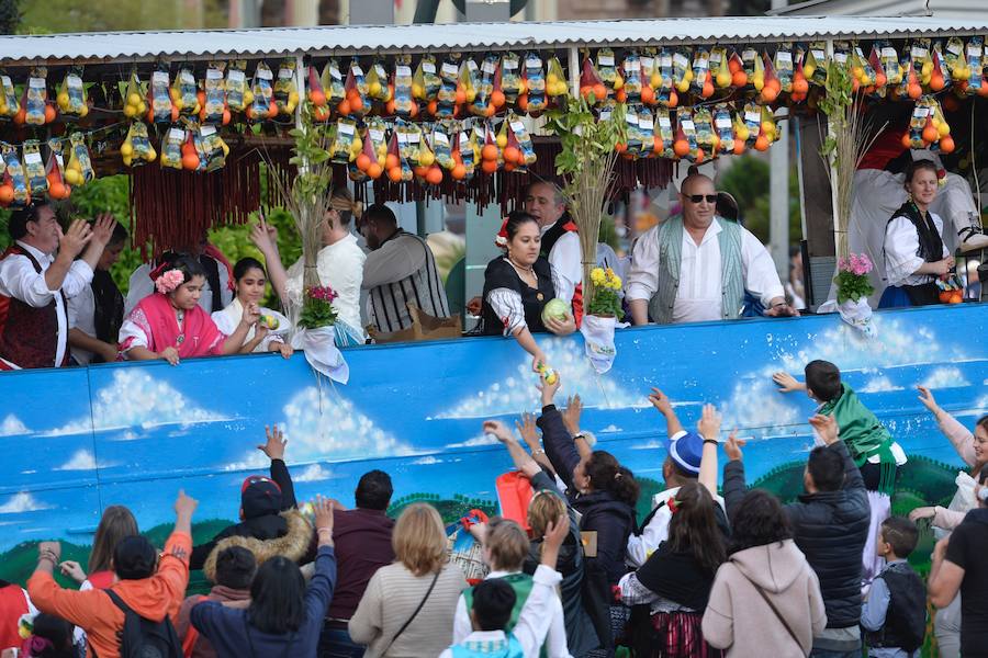 Las carrozas del desfile del Bando de la Huerta hicieron las delicias de los miles de murcianos que se agolparon a recibir los agasajo huertanos