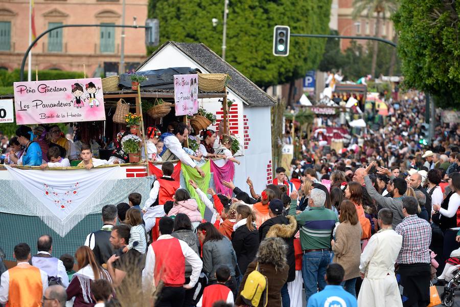 Las carrozas del desfile del Bando de la Huerta hicieron las delicias de los miles de murcianos que se agolparon a recibir los agasajo huertanos