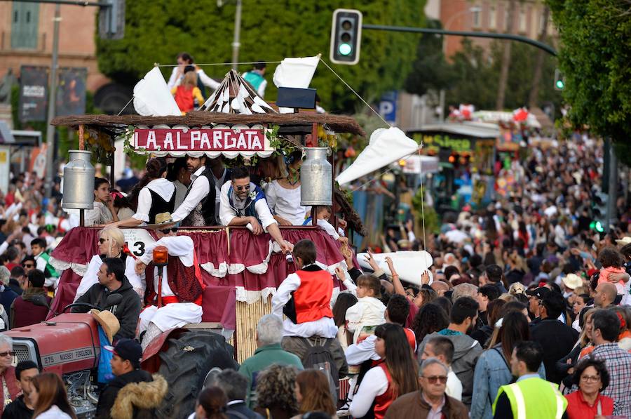 Las carrozas del desfile del Bando de la Huerta hicieron las delicias de los miles de murcianos que se agolparon a recibir los agasajo huertanos