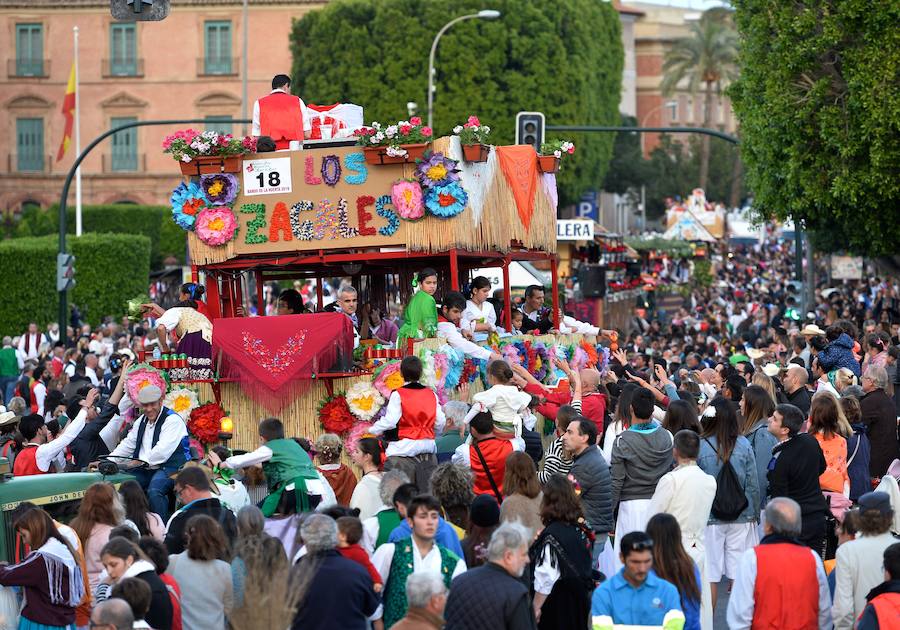 Las carrozas del desfile del Bando de la Huerta hicieron las delicias de los miles de murcianos que se agolparon a recibir los agasajo huertanos