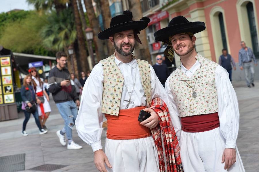 Los trajes regionales inundan el centro de la ciudad, aprovechando la tradicional y tempranera misa huertana