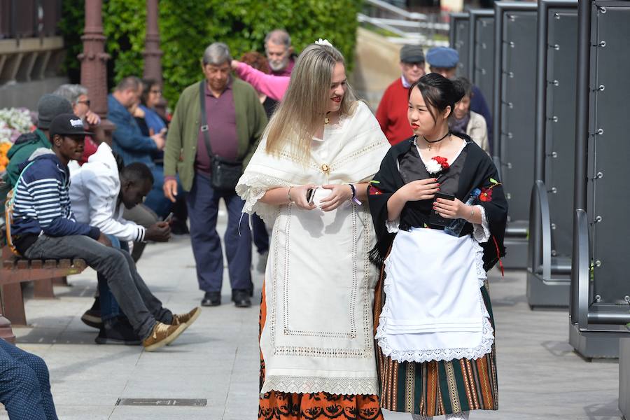 Los trajes regionales inundan el centro de la ciudad, aprovechando la tradicional y tempranera misa huertana