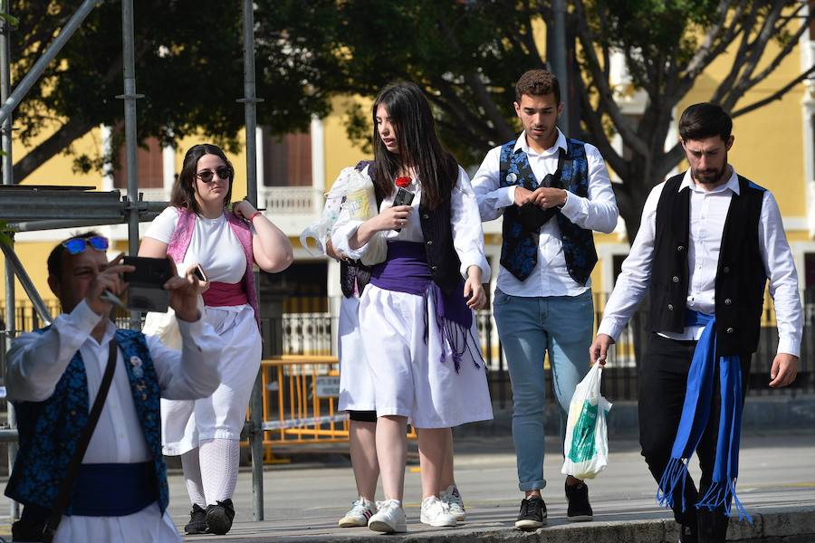 Los trajes regionales inundan el centro de la ciudad, aprovechando la tradicional y tempranera misa huertana