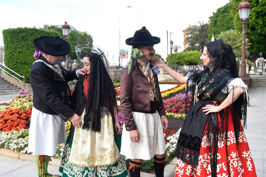 Los trajes regionales inundan el centro de la ciudad, aprovechando la tradicional y tempranera misa huertana