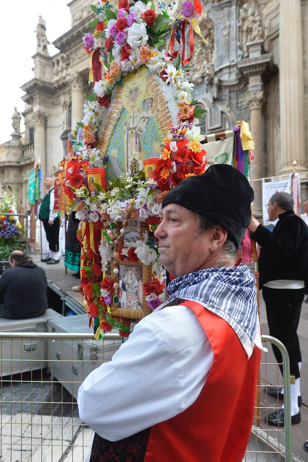 Los trajes regionales inundan el centro de la ciudad, aprovechando la tradicional y tempranera misa huertana