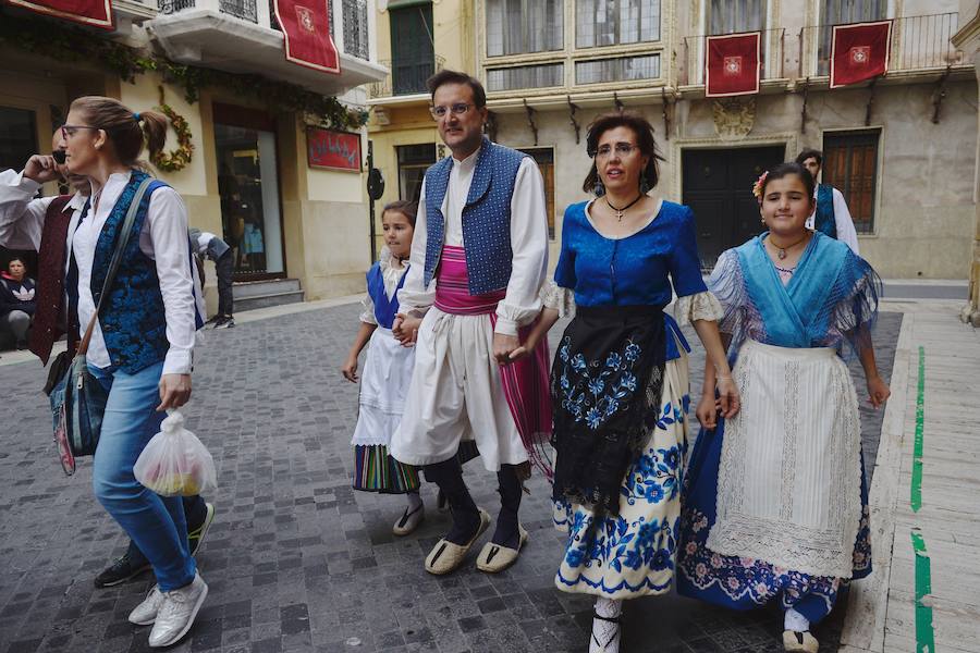 Los trajes regionales inundan el centro de la ciudad, aprovechando la tradicional y tempranera misa huertana