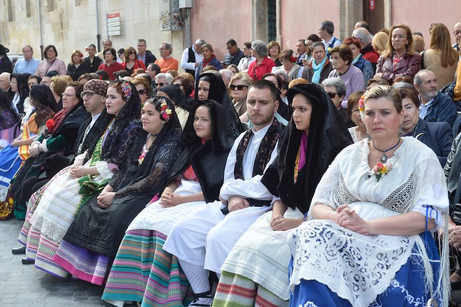 Los trajes regionales inundan el centro de la ciudad, aprovechando la tradicional y tempranera misa huertana