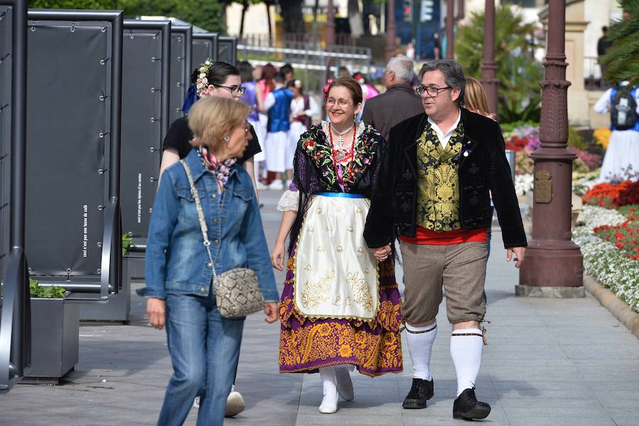 Los trajes regionales inundan el centro de la ciudad, aprovechando la tradicional y tempranera misa huertana