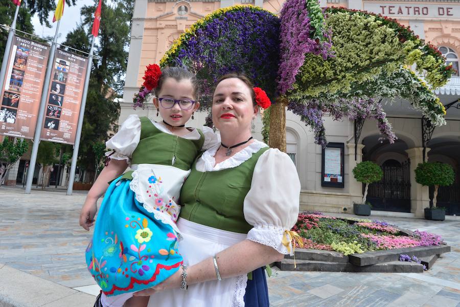 Los trajes regionales inundan el centro de la ciudad, aprovechando la tradicional y tempranera misa huertana