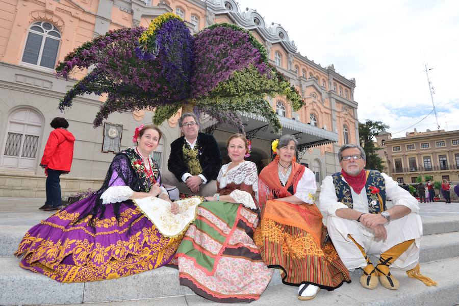 Los trajes regionales inundan el centro de la ciudad, aprovechando la tradicional y tempranera misa huertana