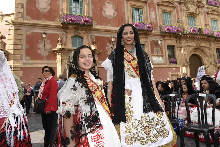 Los huertanos abarrotan la plaza belluga en su tradicional cita matinal con la Patrona de Murcia, que recorrió posteriormente en procesión las principales calles del centro urbano