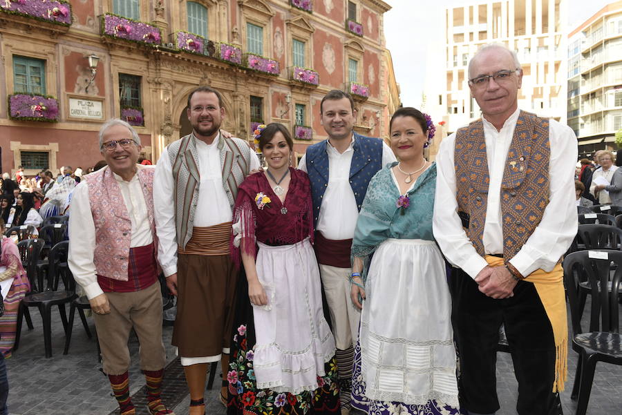 Los huertanos abarrotan la plaza belluga en su tradicional cita matinal con la Patrona de Murcia, que recorrió posteriormente en procesión las principales calles del centro urbano