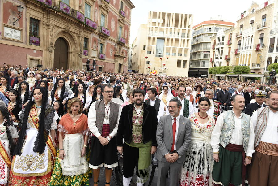 Los huertanos abarrotan la plaza belluga en su tradicional cita matinal con la Patrona de Murcia, que recorrió posteriormente en procesión las principales calles del centro urbano