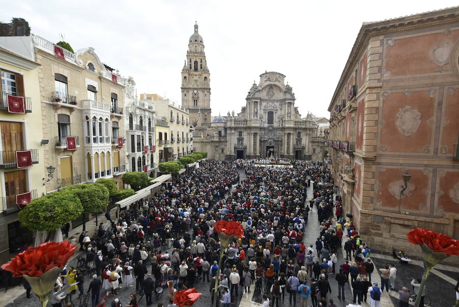 Los huertanos abarrotan la plaza belluga en su tradicional cita matinal con la Patrona de Murcia, que recorrió posteriormente en procesión las principales calles del centro urbano