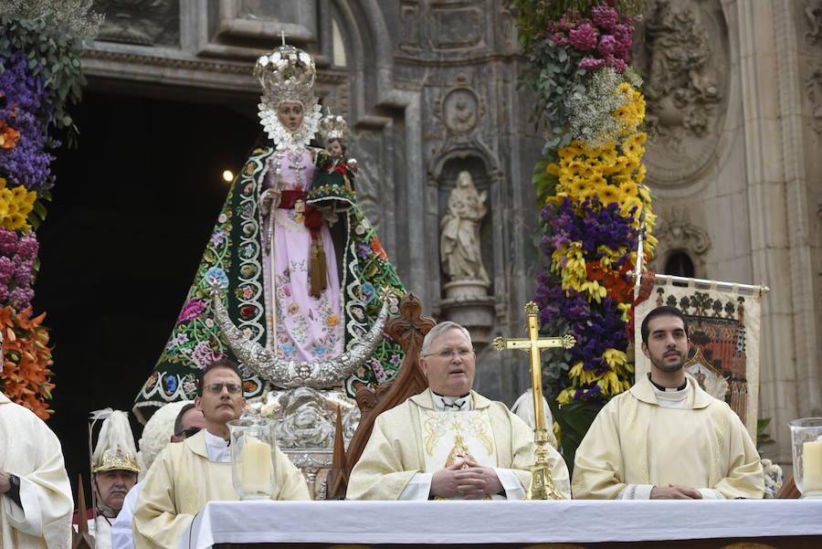 Los huertanos abarrotan la plaza belluga en su tradicional cita matinal con la Patrona de Murcia, que recorrió posteriormente en procesión las principales calles del centro urbano