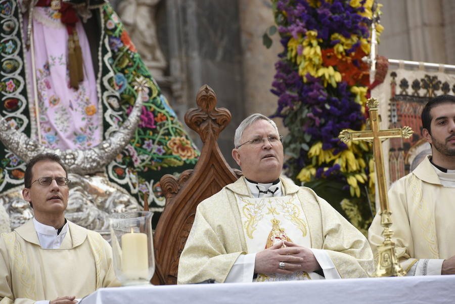 Los huertanos abarrotan la plaza belluga en su tradicional cita matinal con la Patrona de Murcia, que recorrió posteriormente en procesión las principales calles del centro urbano