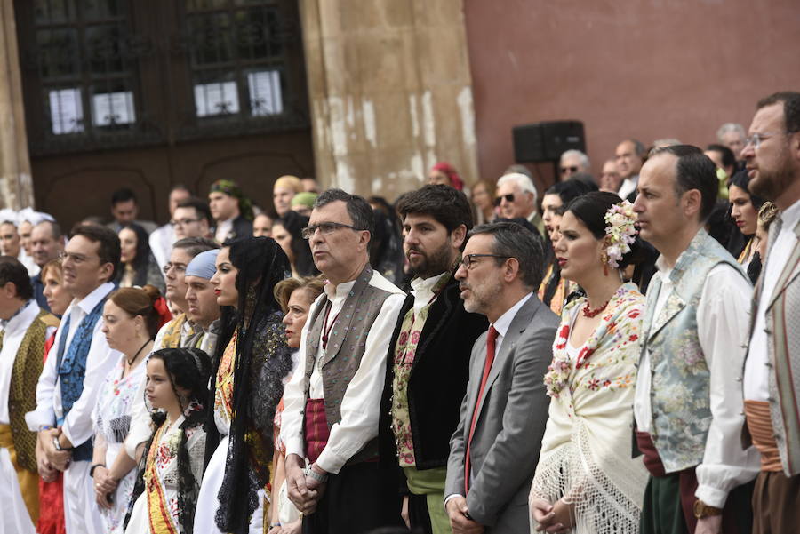 Los huertanos abarrotan la plaza belluga en su tradicional cita matinal con la Patrona de Murcia, que recorrió posteriormente en procesión las principales calles del centro urbano