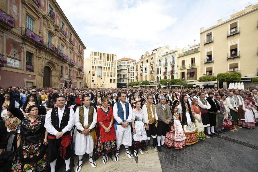 Los huertanos abarrotan la plaza belluga en su tradicional cita matinal con la Patrona de Murcia, que recorrió posteriormente en procesión las principales calles del centro urbano