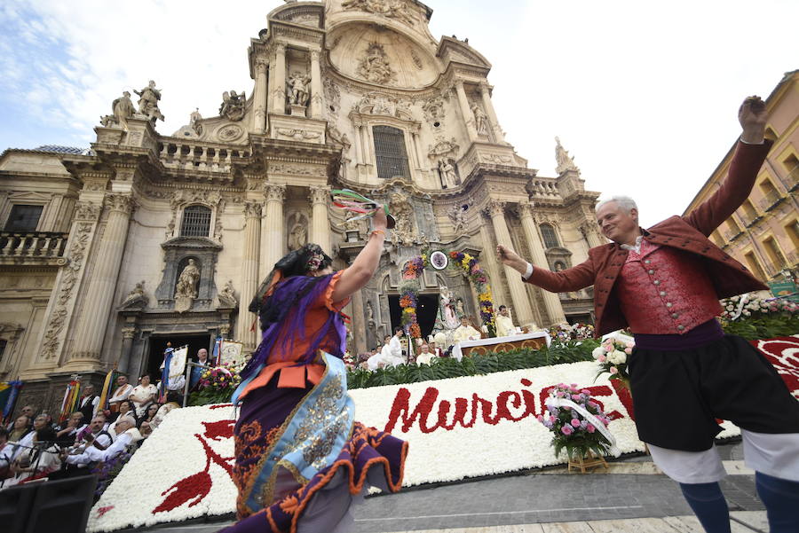 Los huertanos abarrotan la plaza belluga en su tradicional cita matinal con la Patrona de Murcia, que recorrió posteriormente en procesión las principales calles del centro urbano