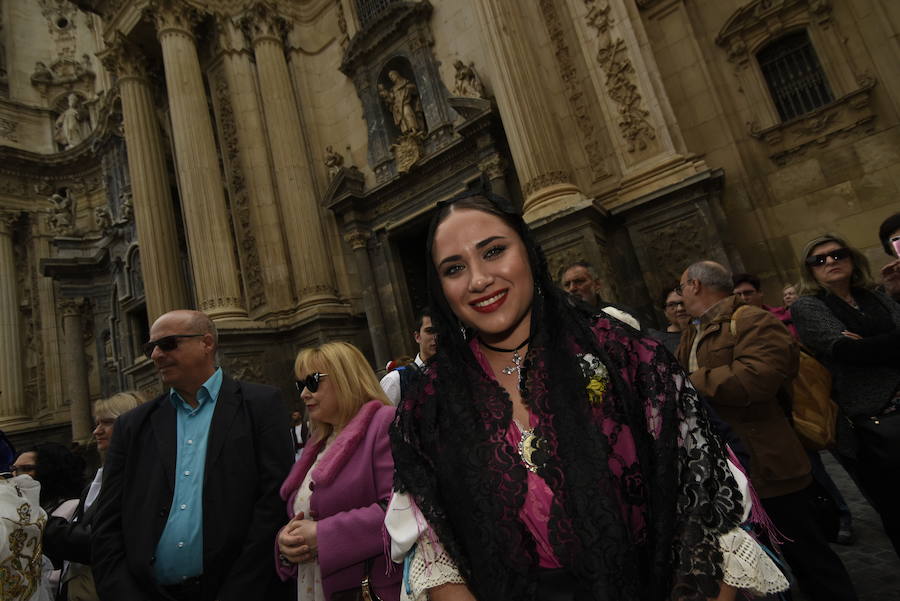 Los huertanos abarrotan la plaza belluga en su tradicional cita matinal con la Patrona de Murcia, que recorrió posteriormente en procesión las principales calles del centro urbano