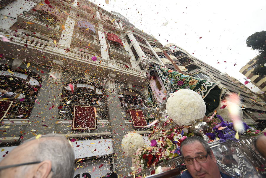 Los huertanos abarrotan la plaza belluga en su tradicional cita matinal con la Patrona de Murcia, que recorrió posteriormente en procesión las principales calles del centro urbano