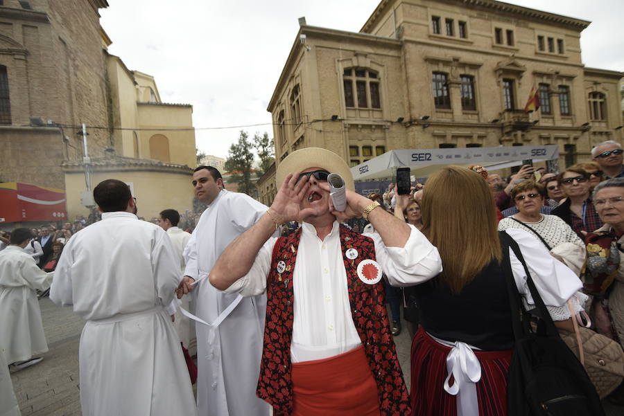 Los huertanos abarrotan la plaza belluga en su tradicional cita matinal con la Patrona de Murcia, que recorrió posteriormente en procesión las principales calles del centro urbano