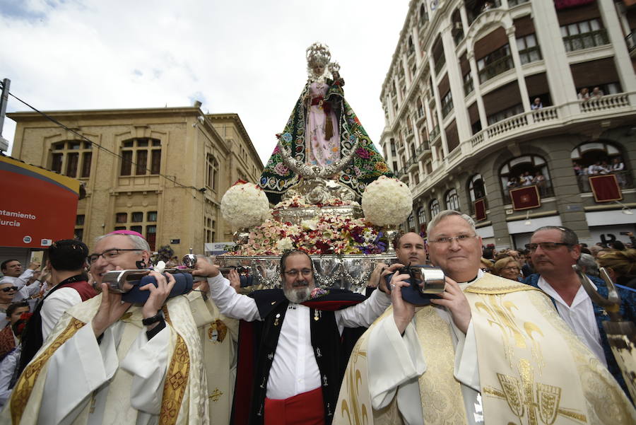 Los huertanos abarrotan la plaza belluga en su tradicional cita matinal con la Patrona de Murcia, que recorrió posteriormente en procesión las principales calles del centro urbano