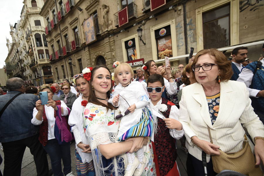 Los huertanos abarrotan la plaza belluga en su tradicional cita matinal con la Patrona de Murcia, que recorrió posteriormente en procesión las principales calles del centro urbano