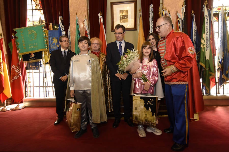 El actor, Gran Pez 2019, y la presentadora Sandra Díez, Doña Sardina, ensalzan el espíritu sardinero durante su presentación como caras visibles del Entierro de este año