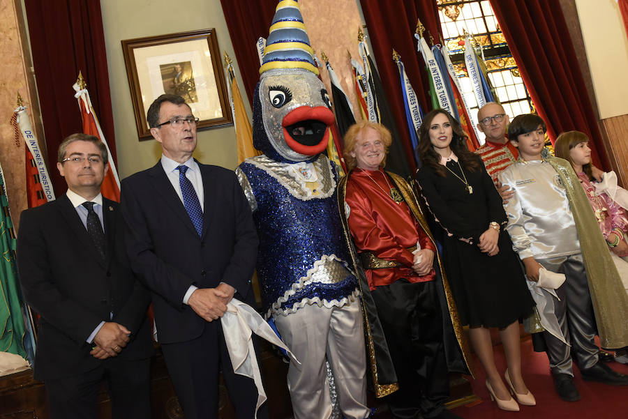 El actor, Gran Pez 2019, y la presentadora Sandra Díez, Doña Sardina, ensalzan el espíritu sardinero durante su presentación como caras visibles del Entierro de este año