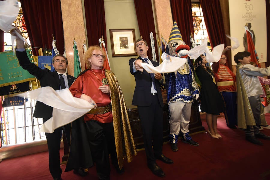 El actor, Gran Pez 2019, y la presentadora Sandra Díez, Doña Sardina, ensalzan el espíritu sardinero durante su presentación como caras visibles del Entierro de este año
