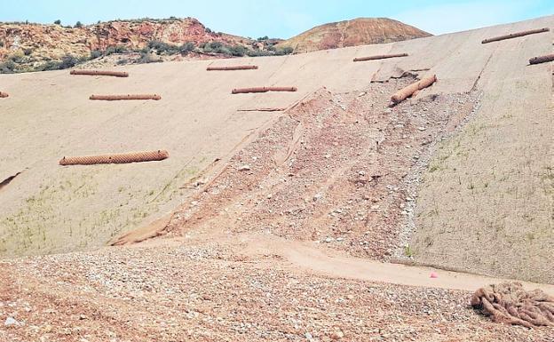 Los deslizamientos en el muro del depósito minero.