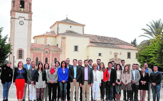 La candidatura del PP al completo, ayer, junto al santuario.