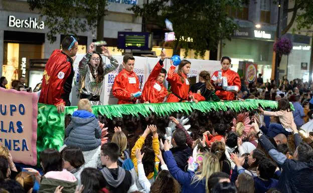 Una carroza con niñas y niños sardineros desfila por la Gran Vía de Murcia repartiendo juguetes. 