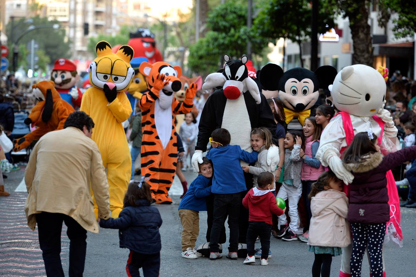 Más de 300 niños deleitan al público en el primer desfile de los sardineros protagonizado por escolares