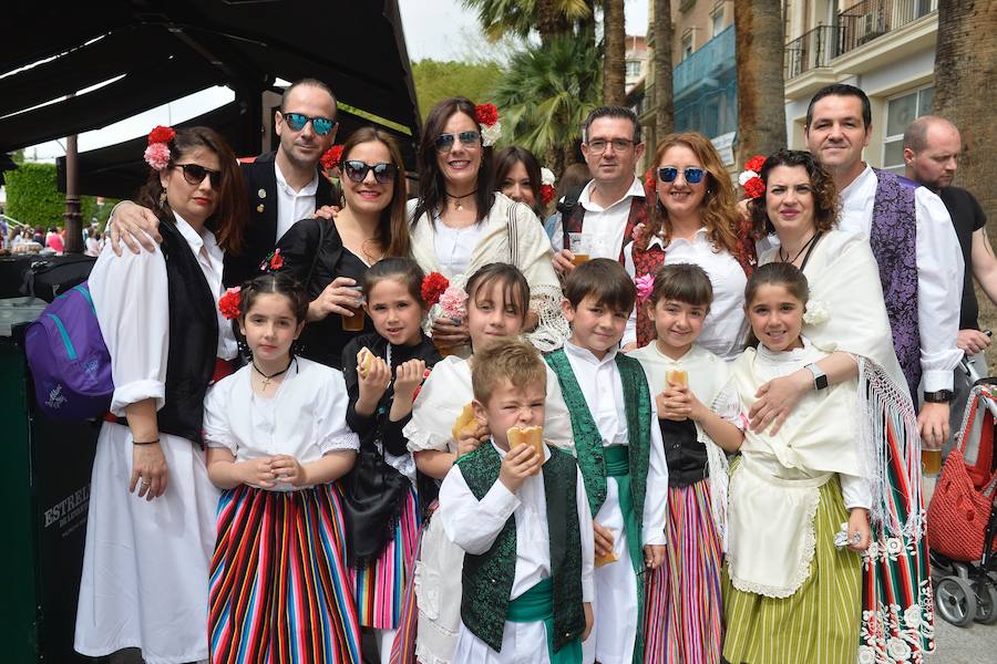 La lluvia no impidió que miles de huertanos tomaran las calles de Murcia en el día grande de las FIestas de Primavera