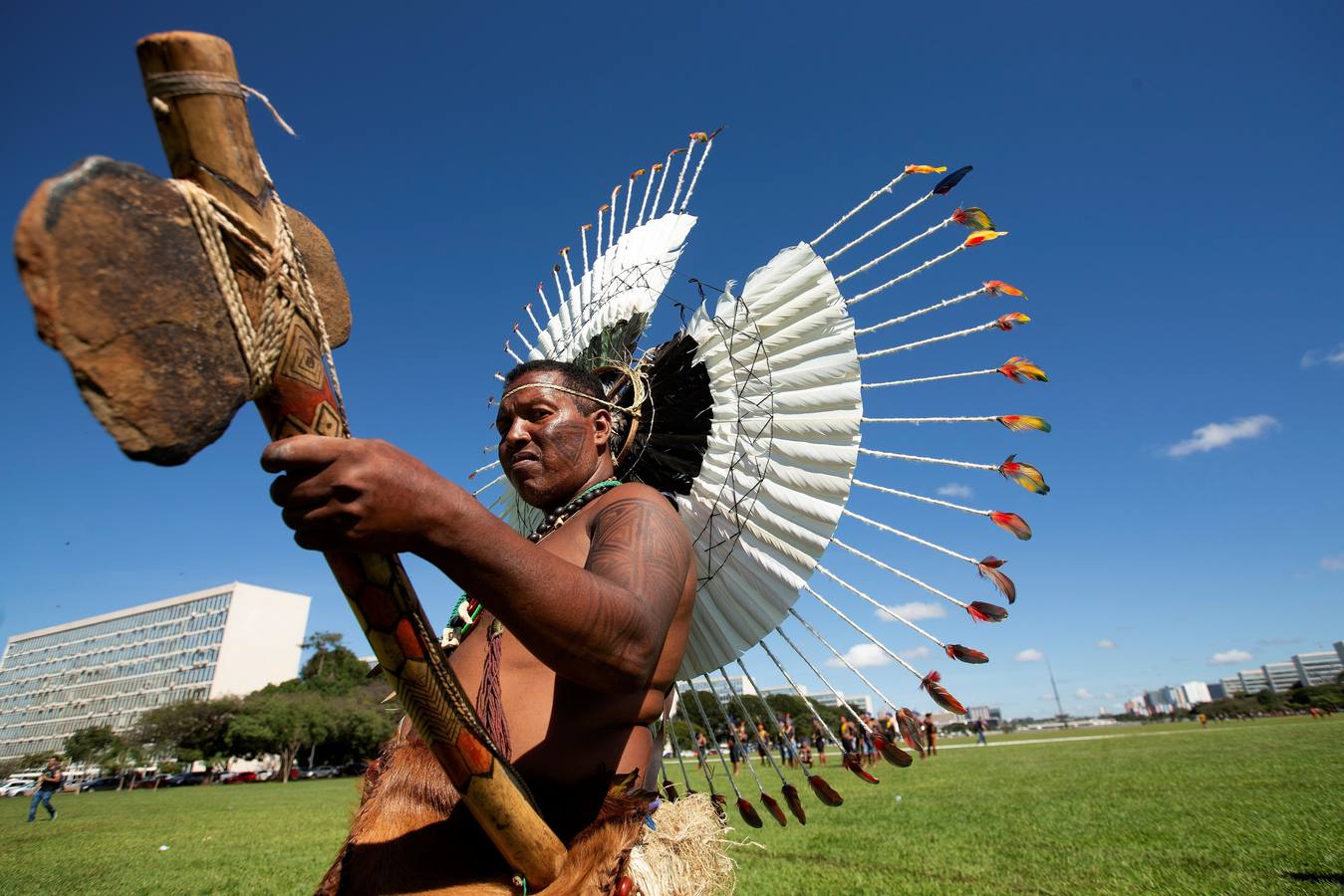 Indios de todo Brasil llegan a Brasilia para participar en la 15ª edición del Campamento Tierra Libre y protestar contra las políticas del presidente brasileño, Jair Bolsonaro. 