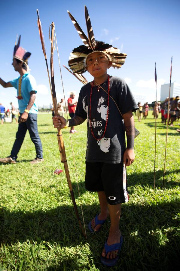 Indios de todo Brasil llegan a Brasilia para participar en la 15ª edición del Campamento Tierra Libre y protestar contra las políticas del presidente brasileño, Jair Bolsonaro. 