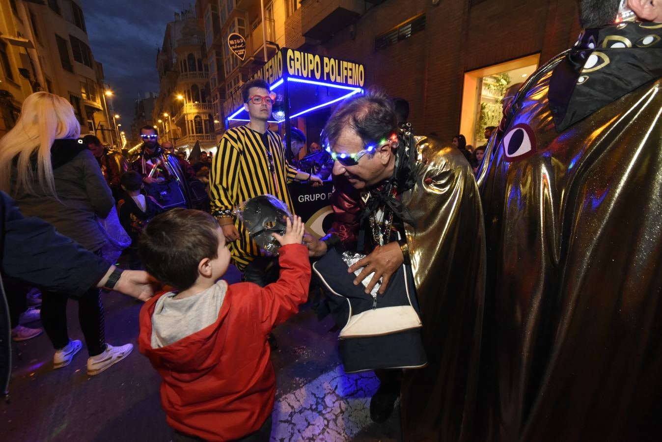 Más de 50 grupos de calle conformaron la cabeza del desfile que dio la bienvenida un año más a la Sardina