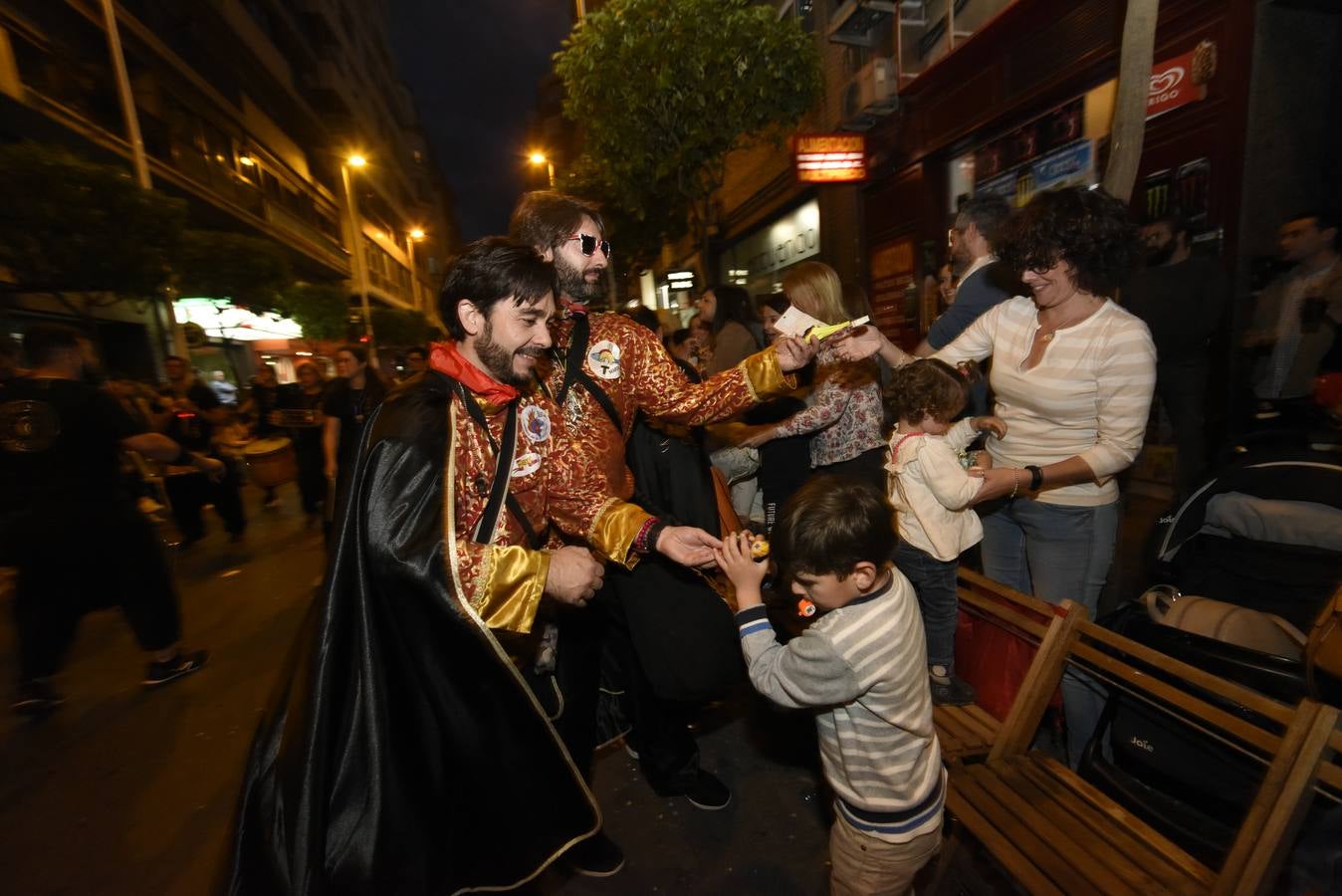 Más de 50 grupos de calle conformaron la cabeza del desfile que dio la bienvenida un año más a la Sardina