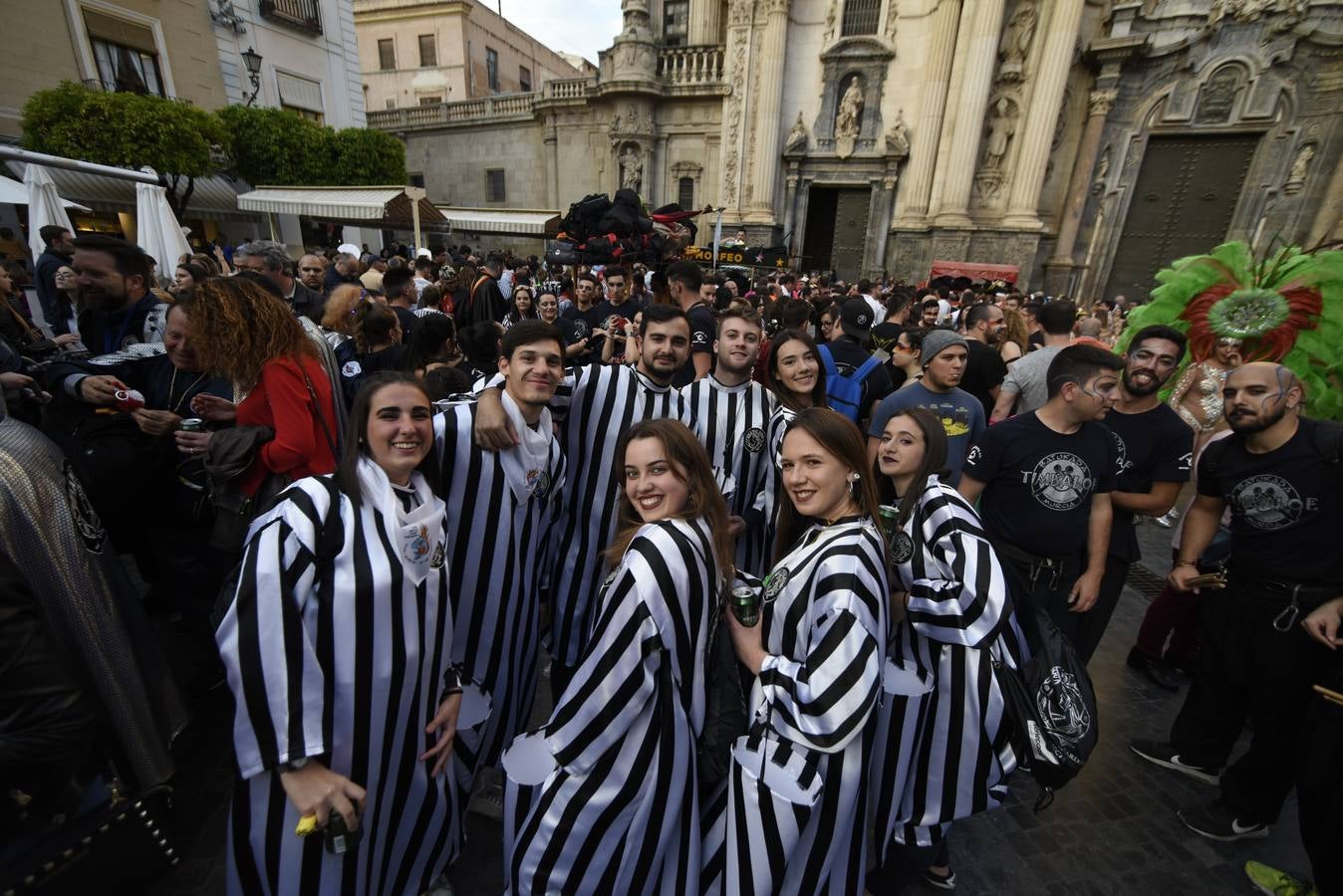Más de 50 grupos de calle conformaron la cabeza del desfile que dio la bienvenida un año más a la Sardina