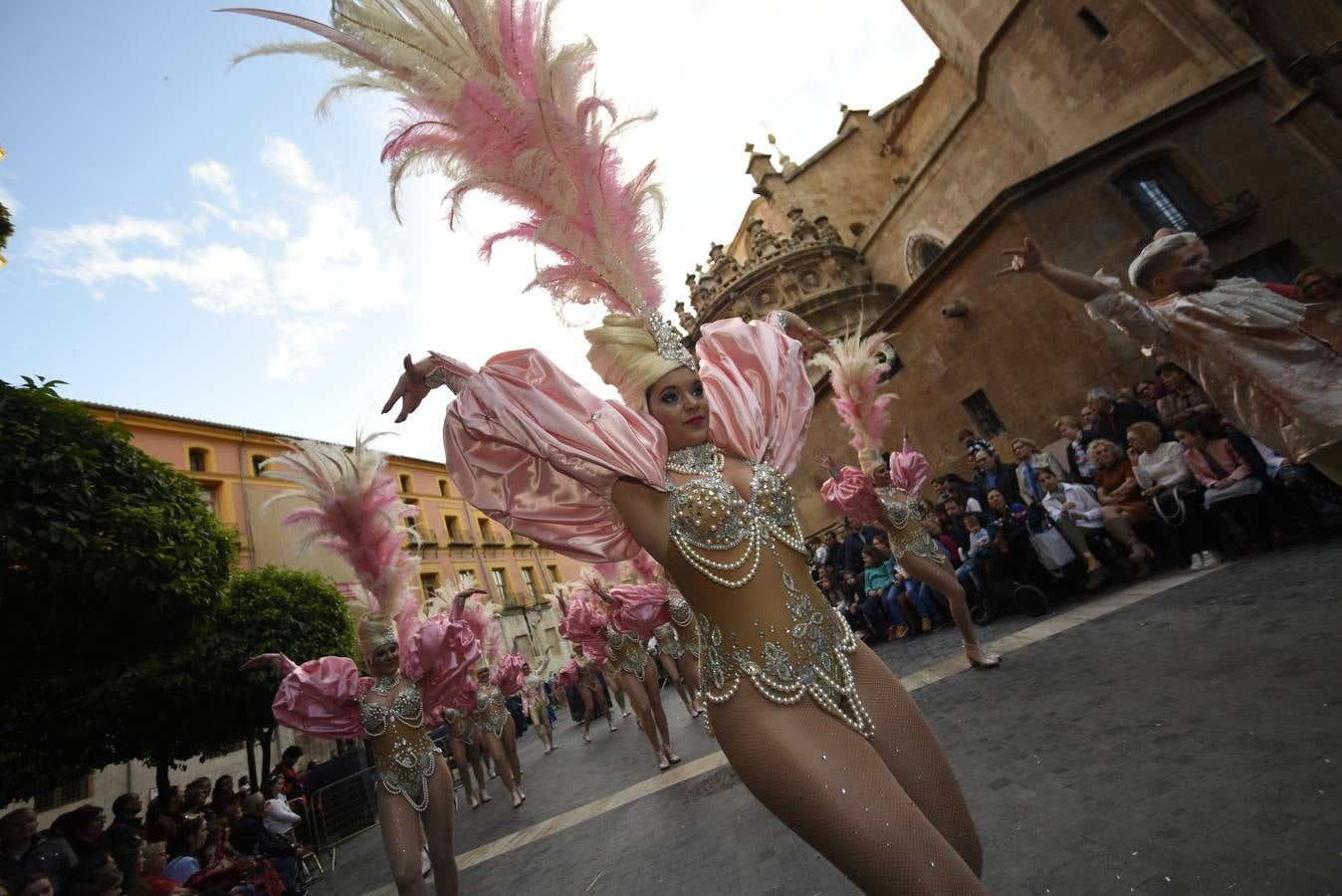 Más de 50 grupos de calle conformaron la cabeza del desfile que dio la bienvenida un año más a la Sardina