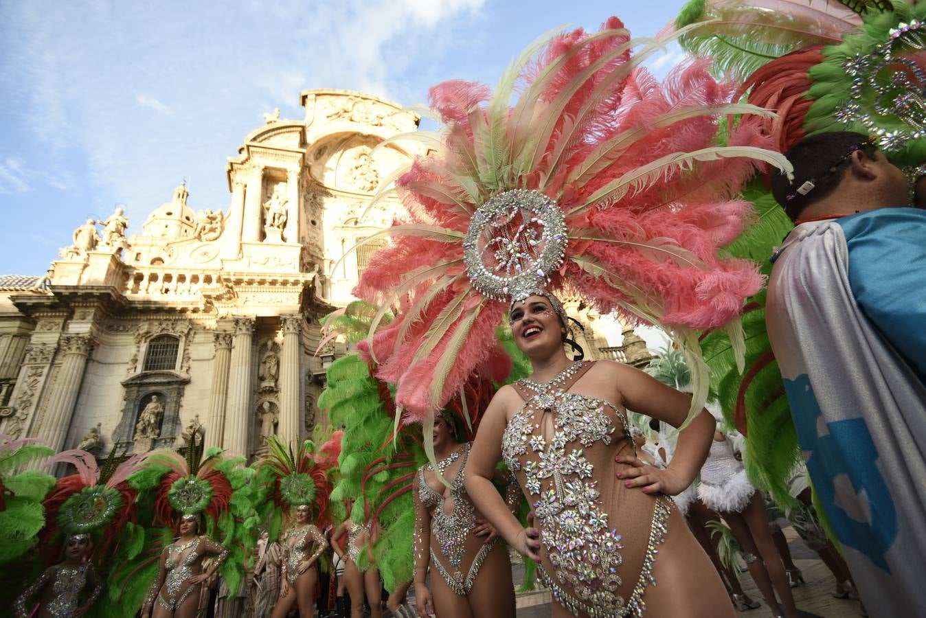 Más de 50 grupos de calle conformaron la cabeza del desfile que dio la bienvenida un año más a la Sardina