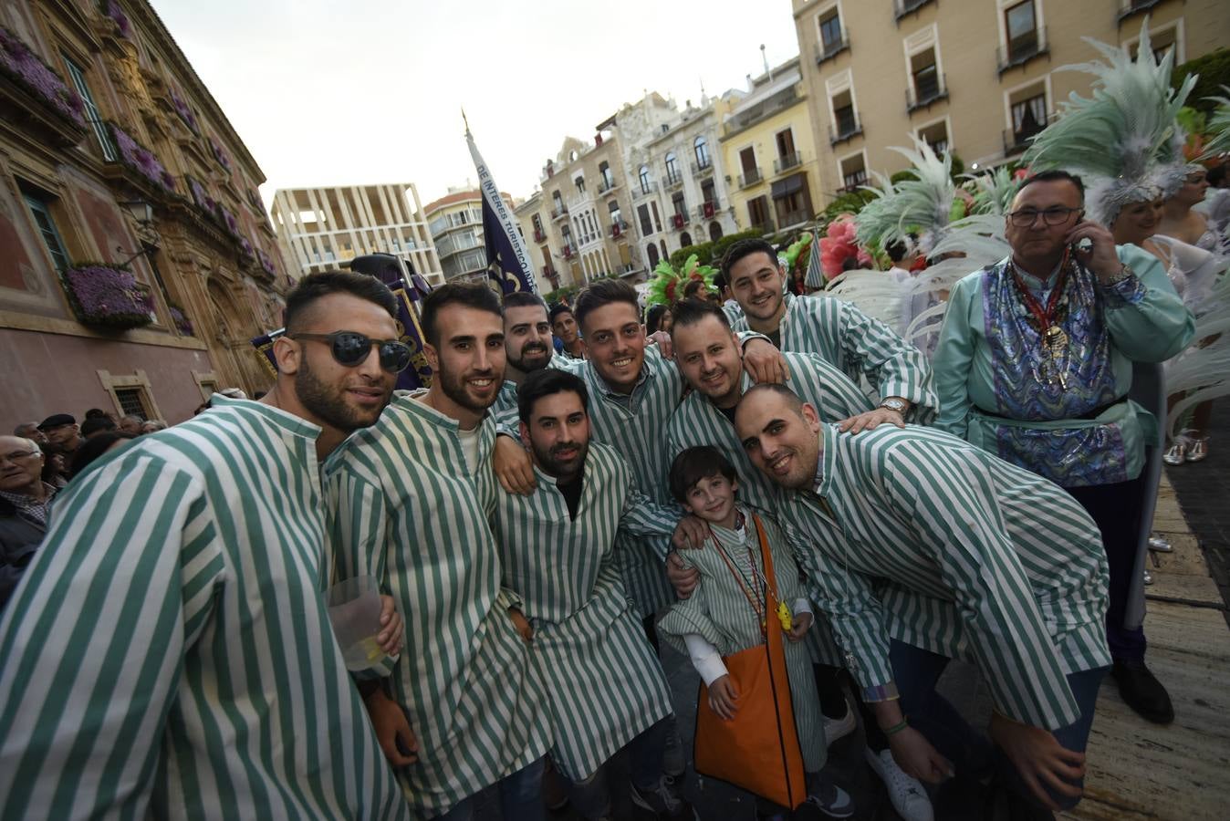 Más de 50 grupos de calle conformaron la cabeza del desfile que dio la bienvenida un año más a la Sardina