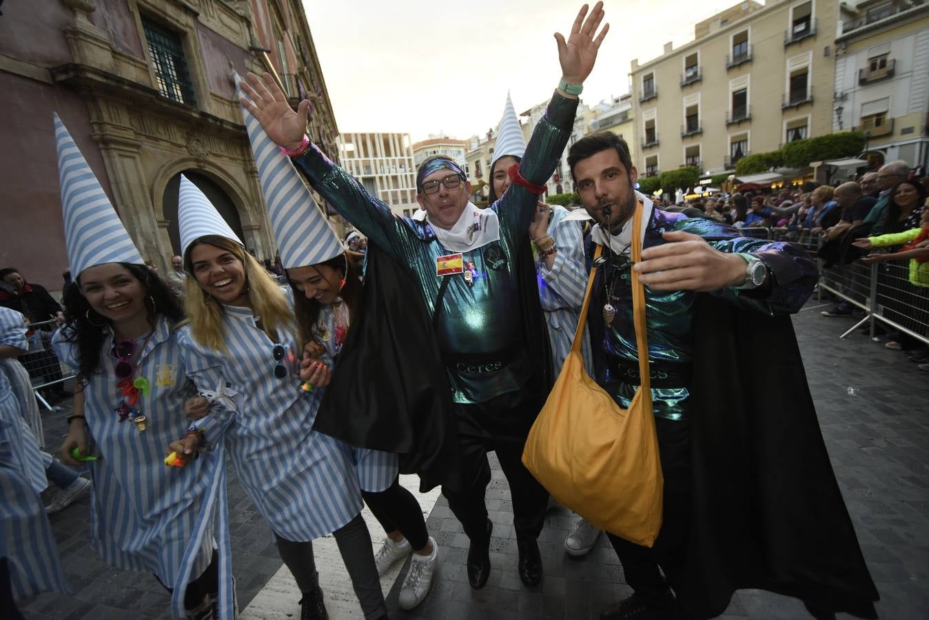 Más de 50 grupos de calle conformaron la cabeza del desfile que dio la bienvenida un año más a la Sardina